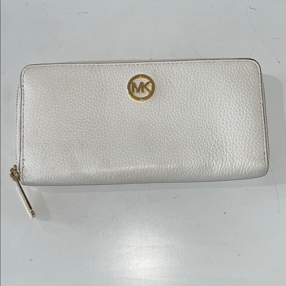 NWOT MICHAEL KORS ZIP AROUND CONTINENTAL WHITE WALLET